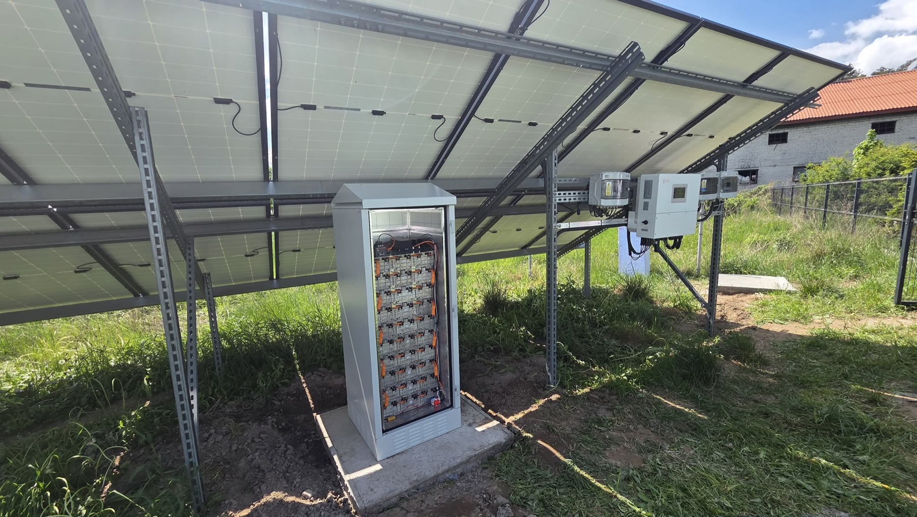 Szafa magazynu energii pod naziemną instalacją fotowoltaiczną